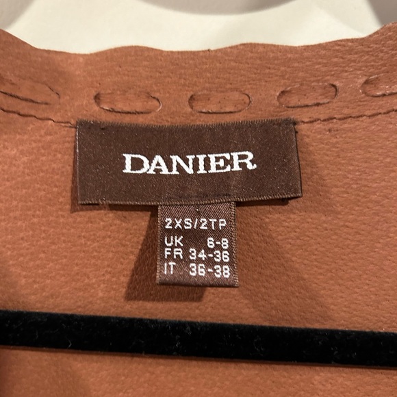 Vintage Danier sued leather jacket with two ties. Small hole in one armpit. - Picture 3 of 6